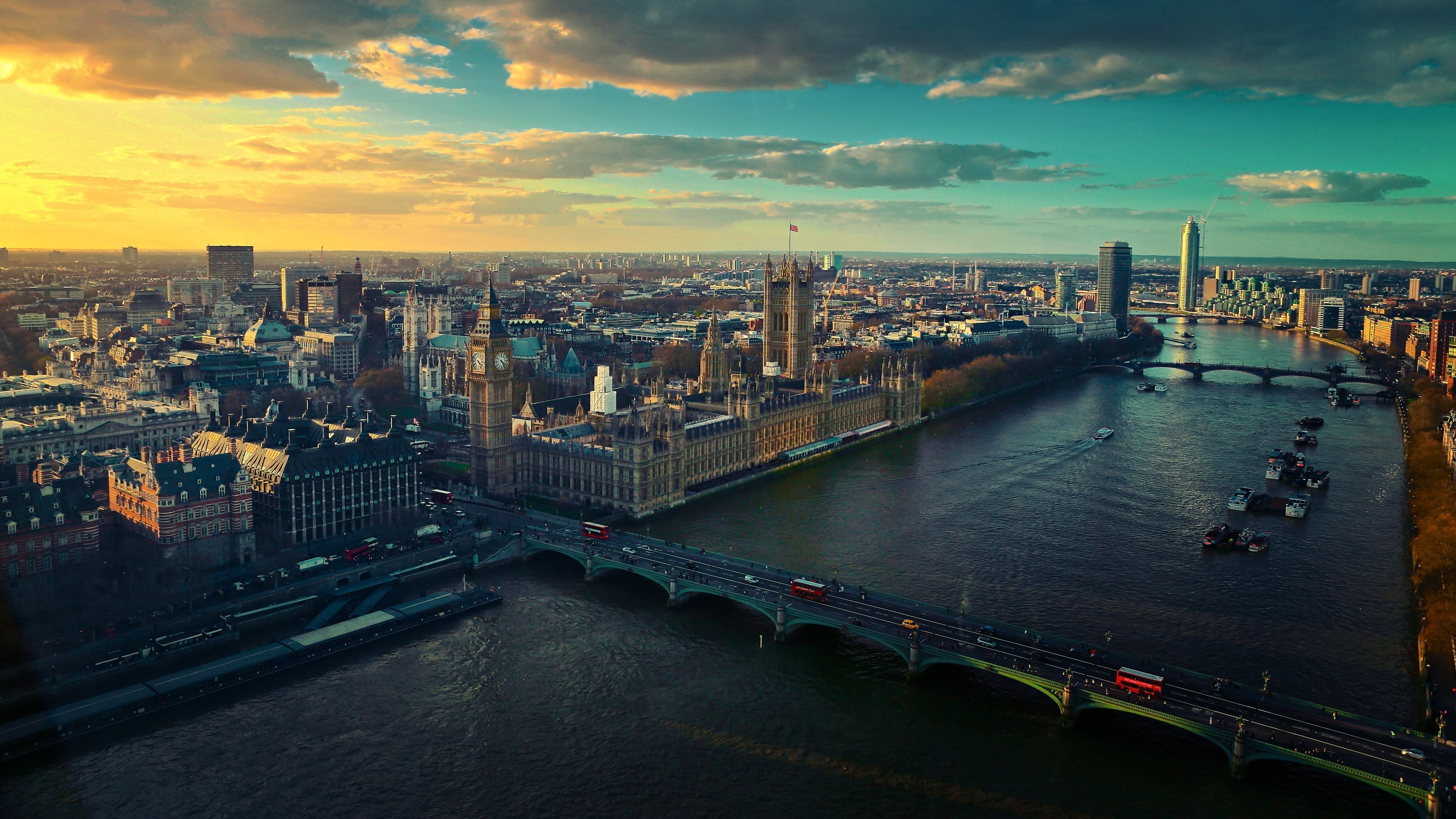 Londoner Skyline mit Tower Bridge