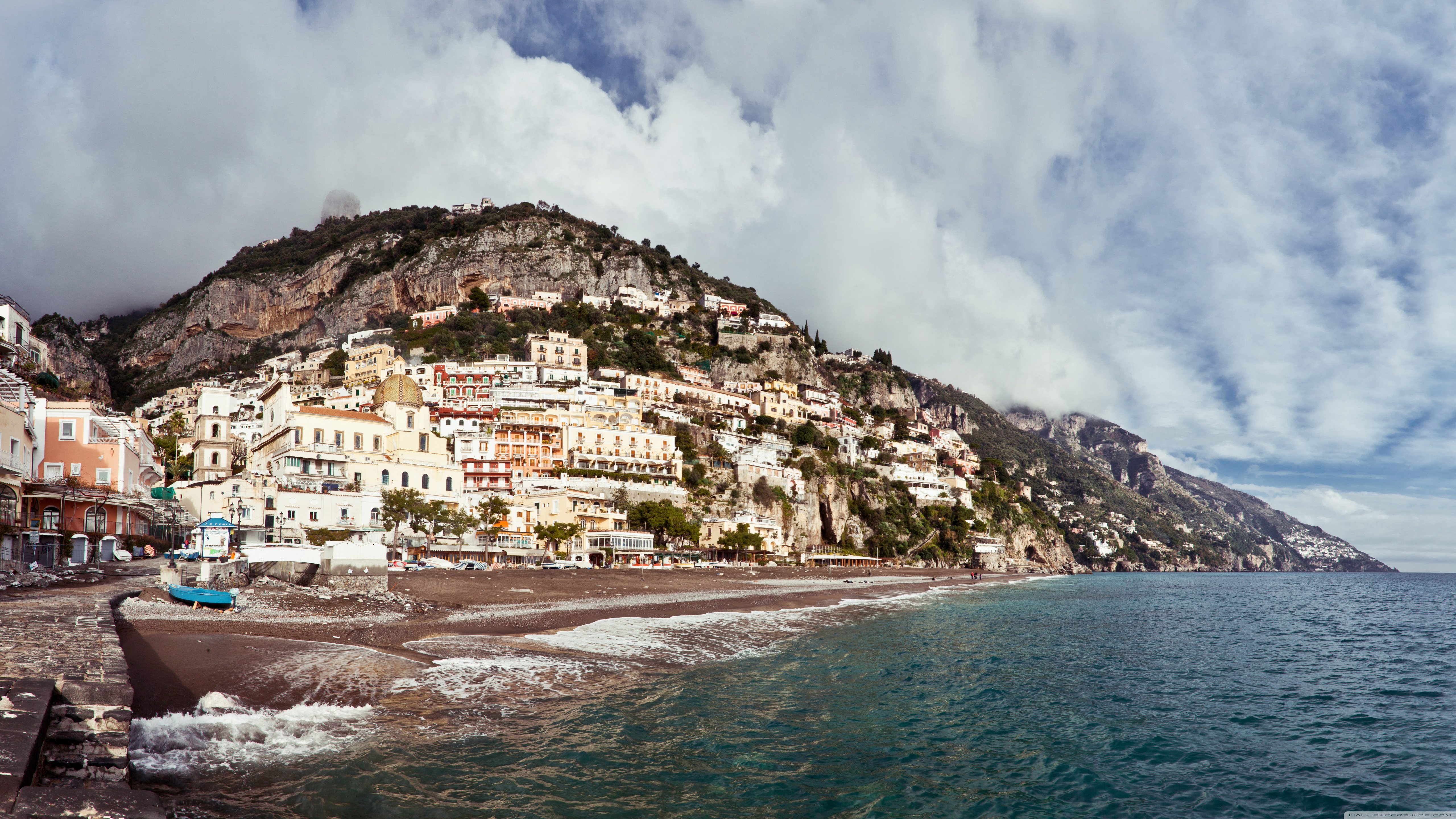 Malerische italienische Küste mit bunten Häusern