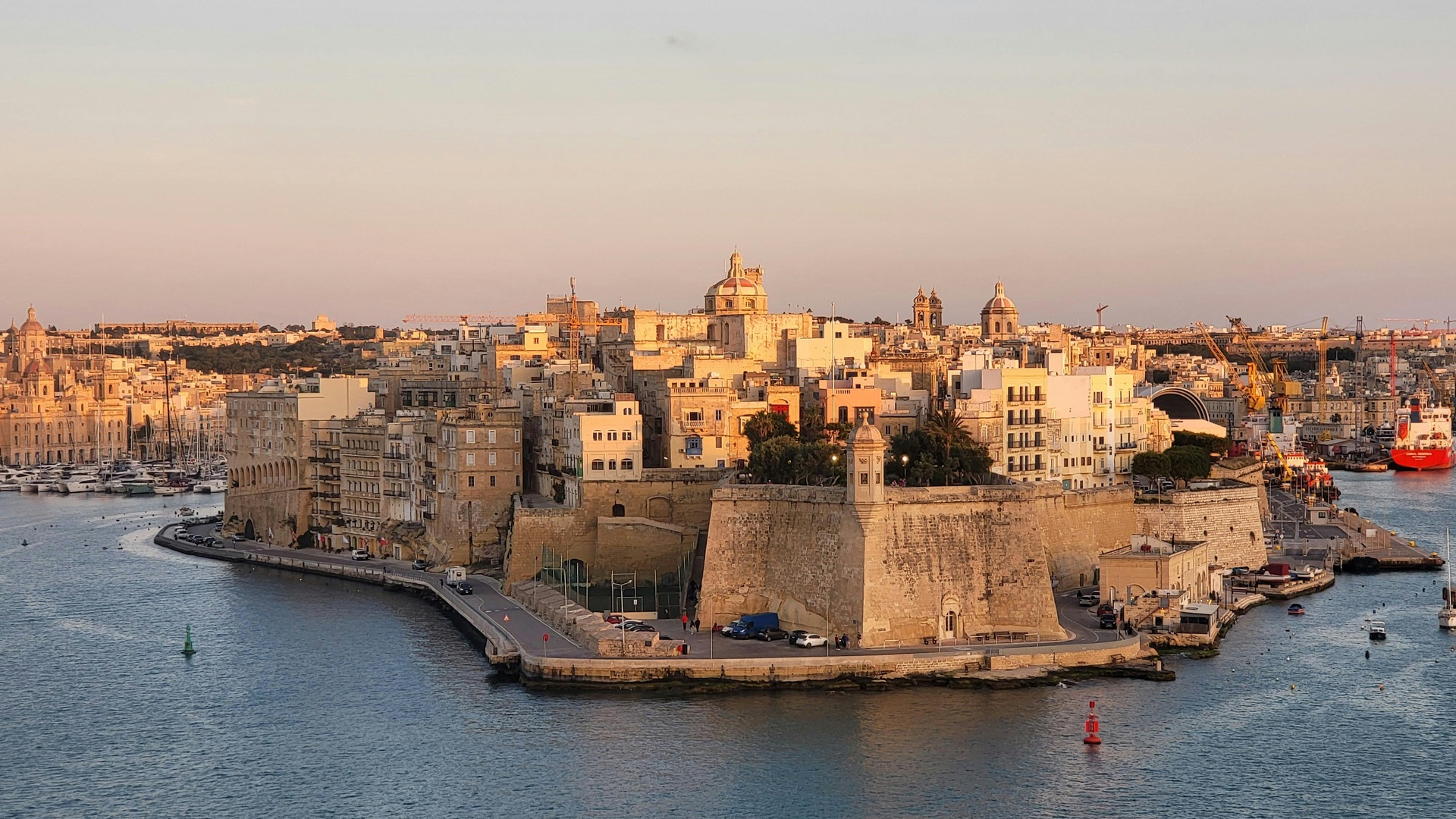 Maltesische Küste mit historischer Festung und türkisblauem Mittelmeer